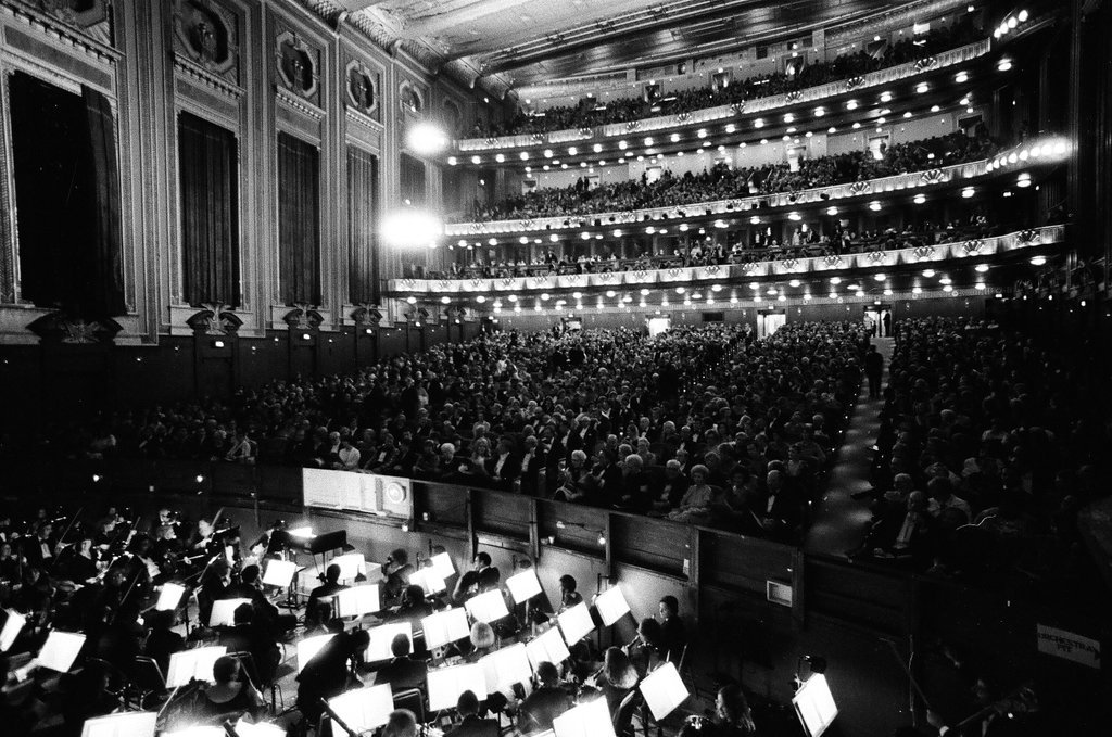 People arrive at the Civic Opera House - Chicago Sun-Times