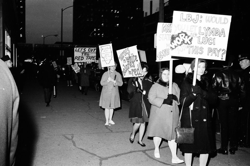 State-employed nurses picketing for higher salaries at State of Illinois building - Chicago Sun-Times