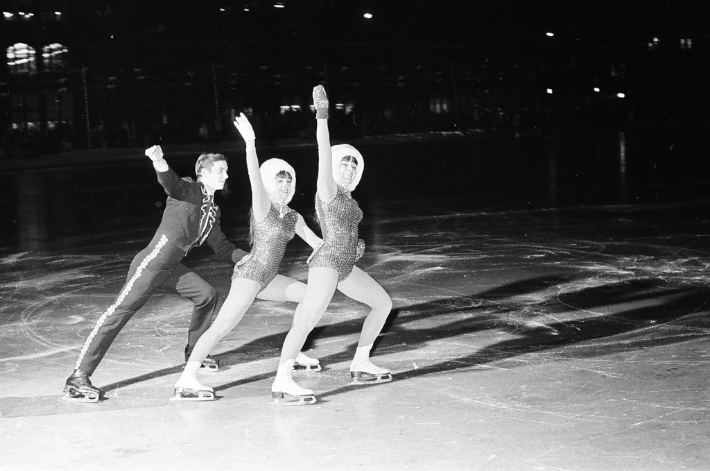 People having fun at the Free Winter Sports Carnival - Chicago Sun-Times