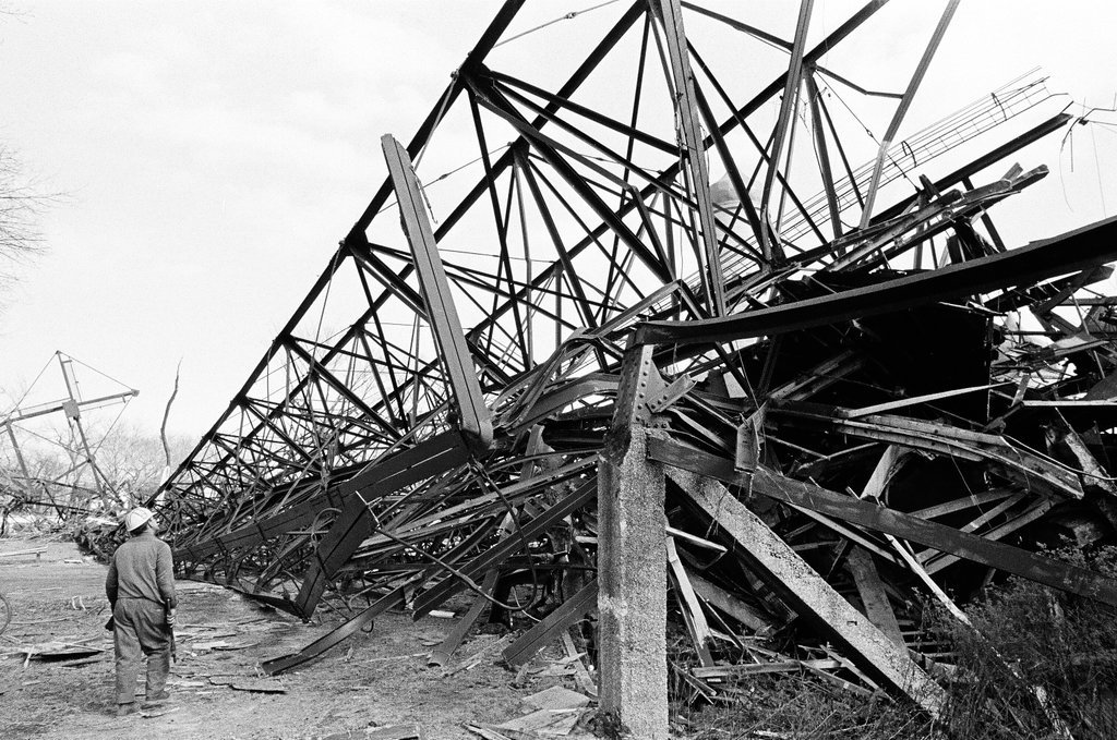 Parachutes ride demolished at Riverview Park - Chicago Sun-Times