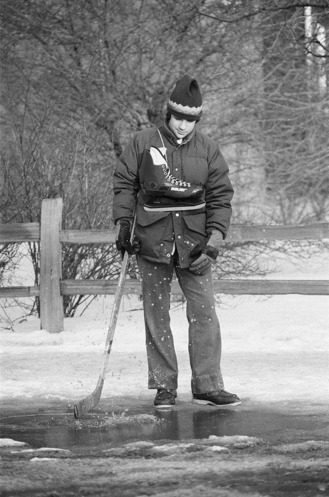 Hockey in Hyde Park street - Chicago Sun-Times