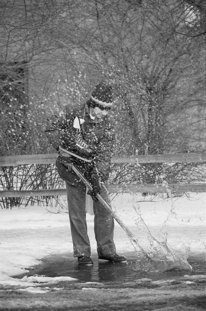 Hockey in Hyde Park street - Chicago Sun-Times