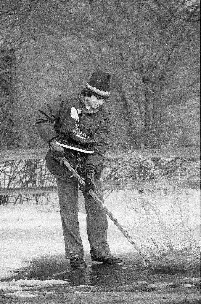 Hockey in Hyde Park street - Chicago Sun-Times