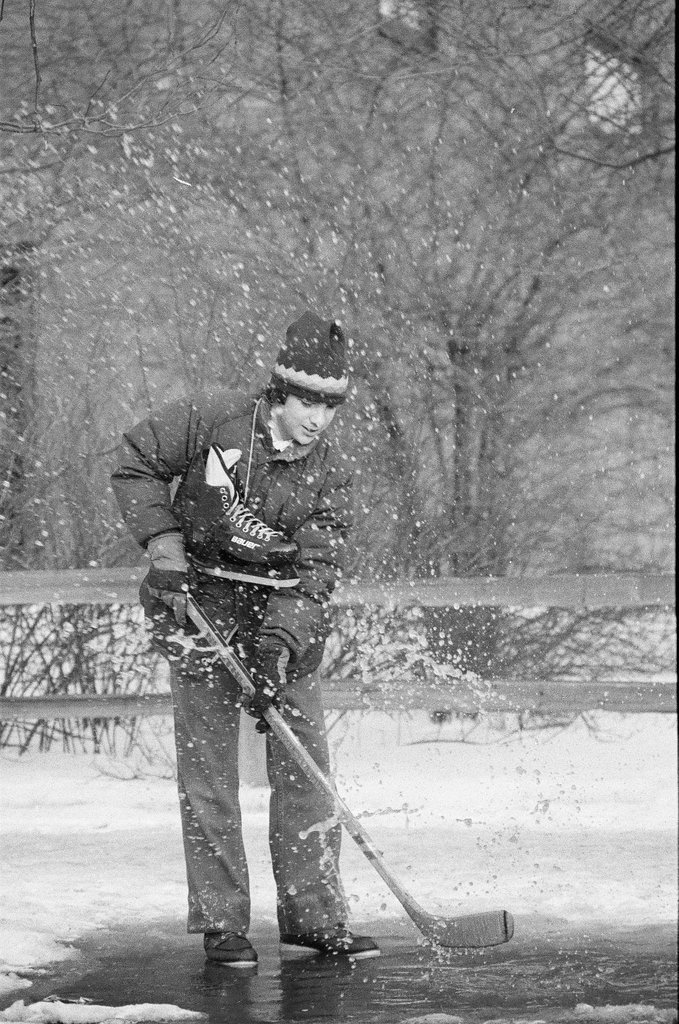 Hockey in Hyde Park street - Chicago Sun-Times