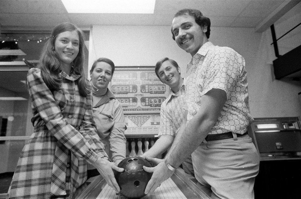 Bowlers at Belmont Bowl - Chicago Sun-Times