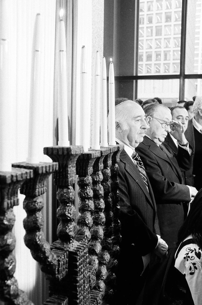 Mayor Daley lights Hanukkah candle - Chicago Sun-Times