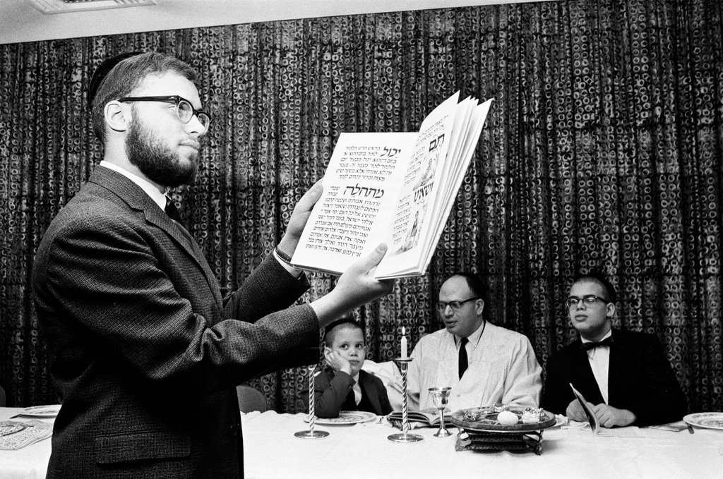 Seder table at Loop Synagogue - Chicago Sun-Times