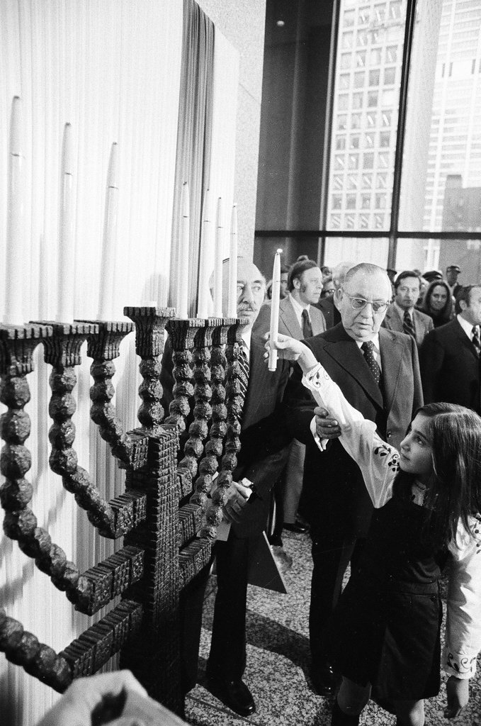 Mayor Daley lights Hanukkah candle - Chicago Sun-Times