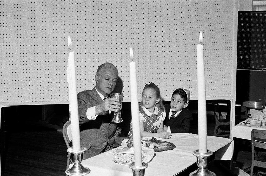 Seder for children at Lakeview synagogue - Chicago Sun-Times