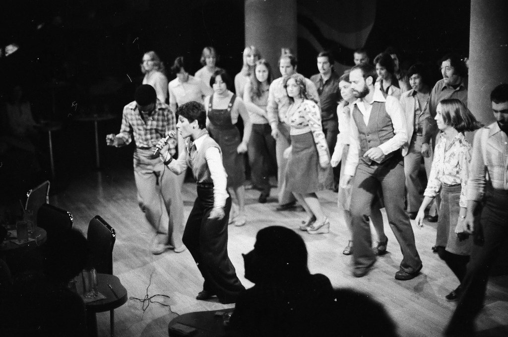 Robin and Reggie teach disco steps - Duane Hall for Chicago Sun-Times