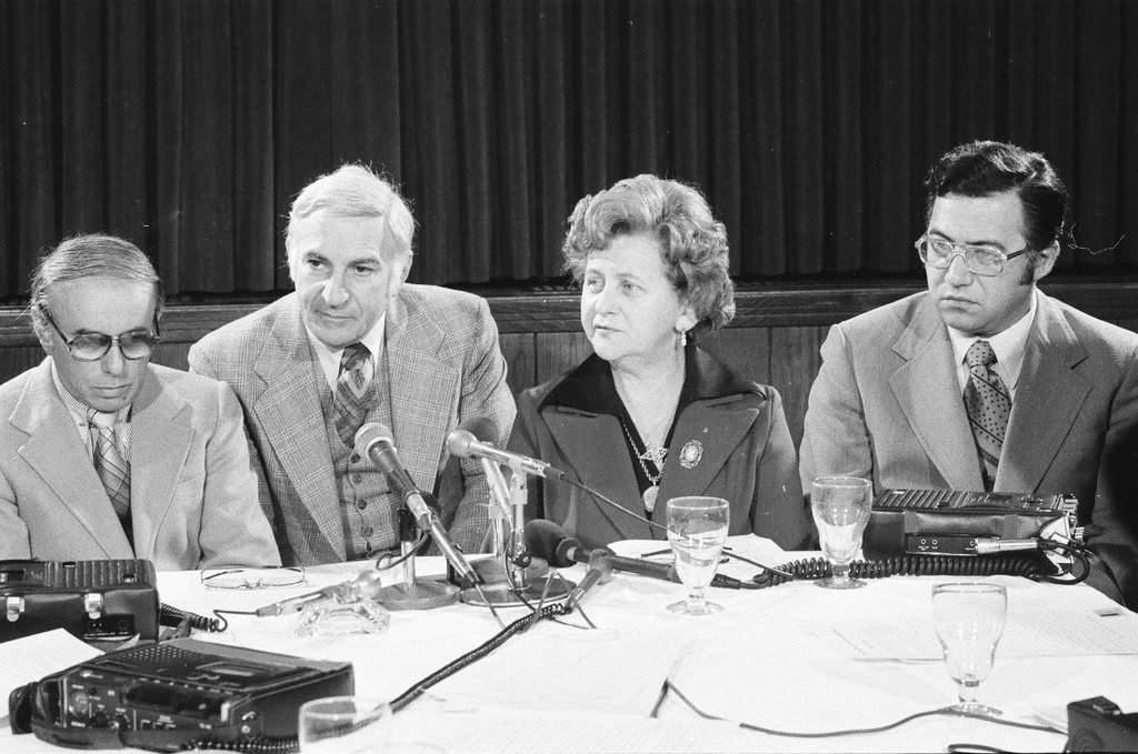 Holocaust survivors at press conference - Chicago Sun-Times
