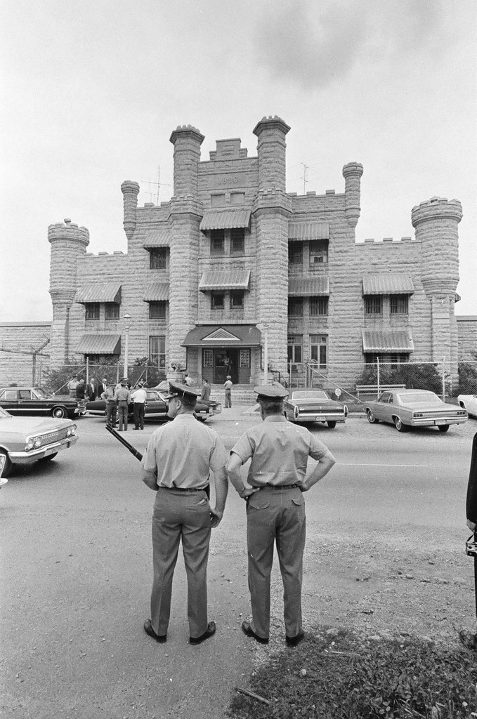 Statesville warden awaits arrival of Richard Speck - Henry Herr Gill for Chicago Sun-Times