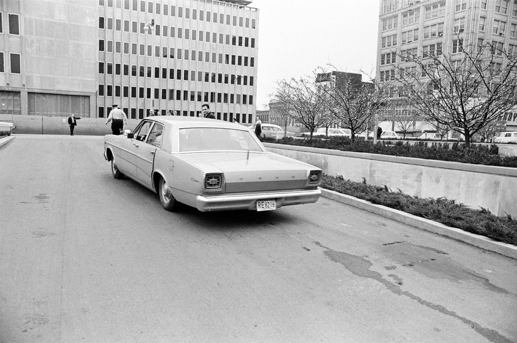 People arrive for Richard Speck trial - Jack Dykinga for Chicago Sun-Times