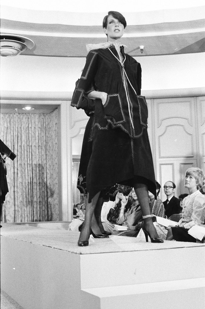 Zandra Rhodes in Fields fashion show - Martha Hartnett for Chicago Sun-Times