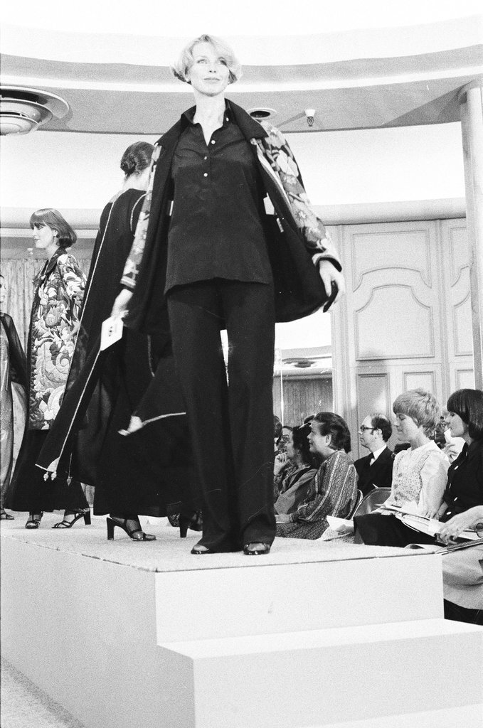 Zandra Rhodes in Fields fashion show - Martha Hartnett for Chicago Sun-Times