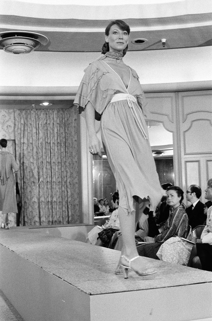 Zandra Rhodes in Fields fashion show - Martha Hartnett for Chicago Sun-Times