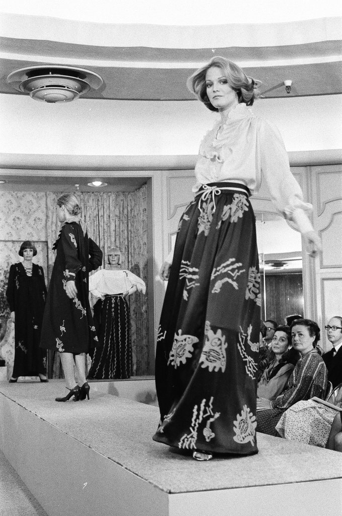 Zandra Rhodes in Fields fashion show - Martha Hartnett for Chicago Sun-Times