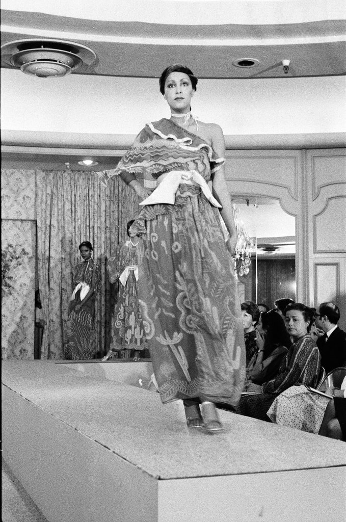 Zandra Rhodes in Fields fashion show - Martha Hartnett for Chicago Sun-Times