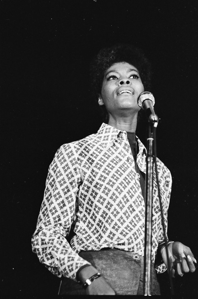 Dionne Warwick at Cook County Jail - Duane Hall for Chicago Sun-Times