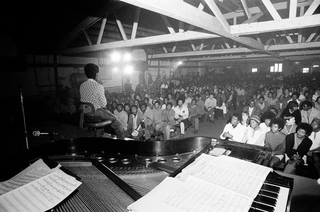 Dionne Warwick at Cook County Jail - Duane Hall for Chicago Sun-Times