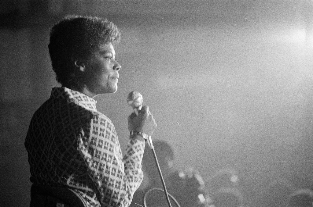 Dionne Warwick at Cook County Jail - Duane Hall for Chicago Sun-Times