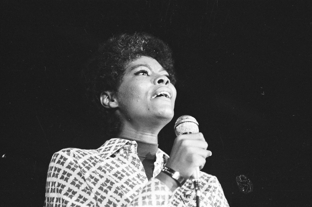 Dionne Warwick at Cook County Jail - Duane Hall for Chicago Sun-Times