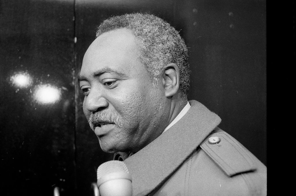 Danny Davis shaking hands - Chicago Sun-Times