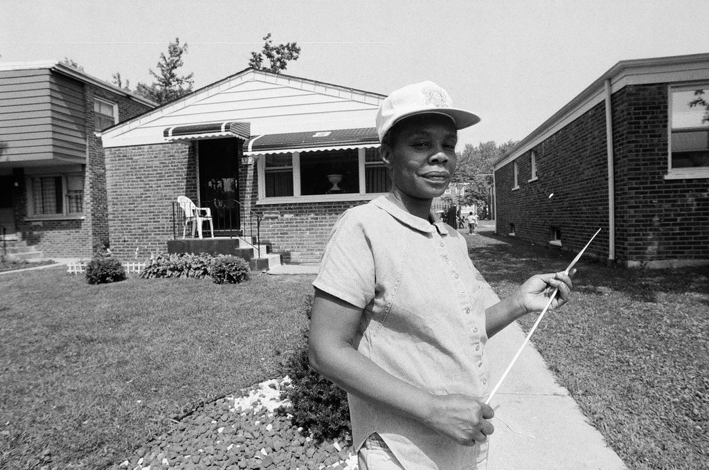 Iola Bausley poses with her home, purchased from the CHA - Chicago Sun-Times