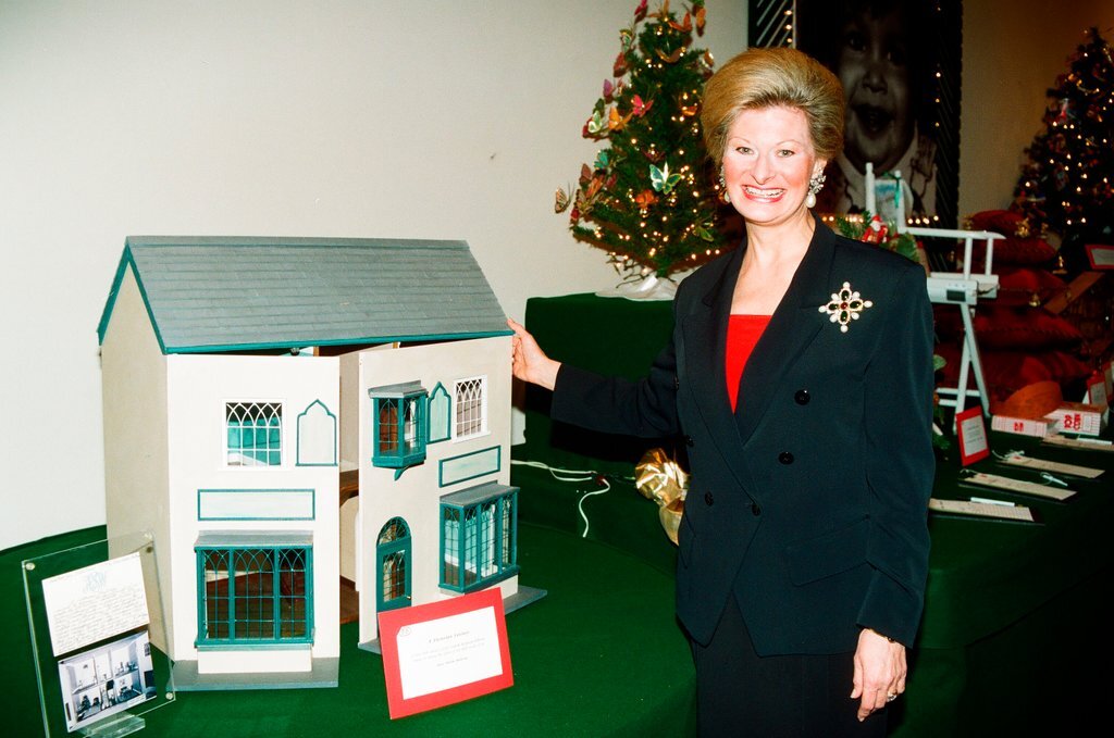Items in a silent auction at the Chicago Historical Society - Chicago Sun-Times