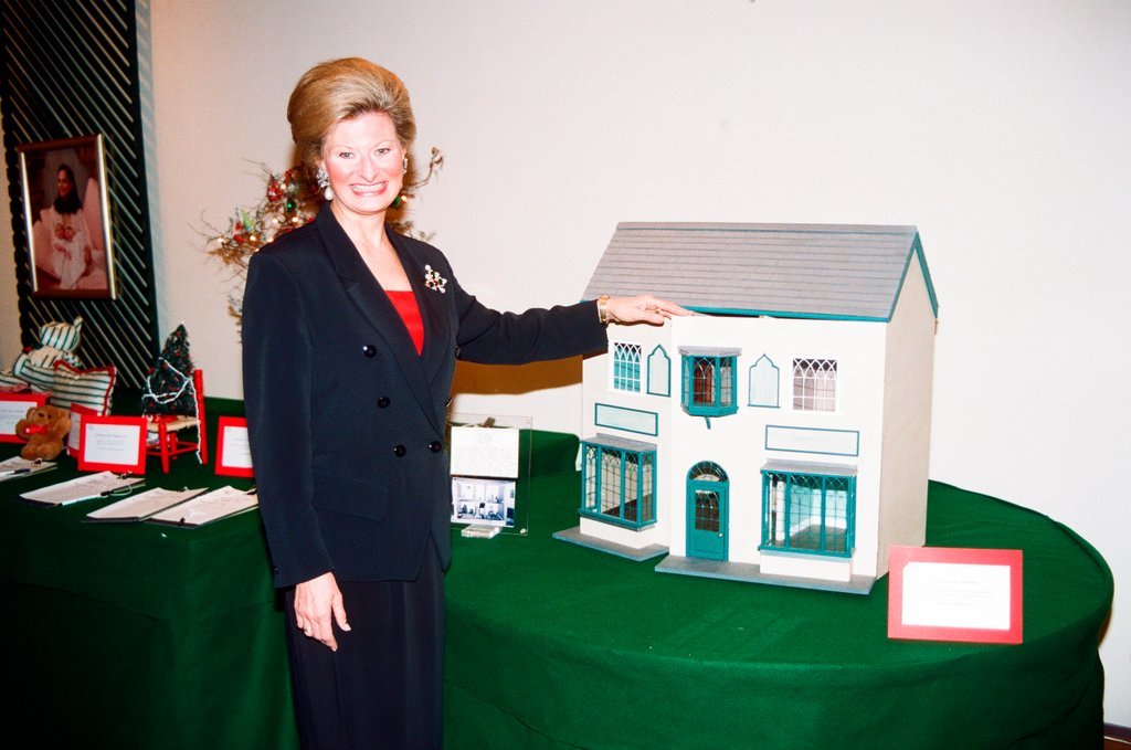 Items in a silent auction at the Chicago Historical Society - Chicago Sun-Times