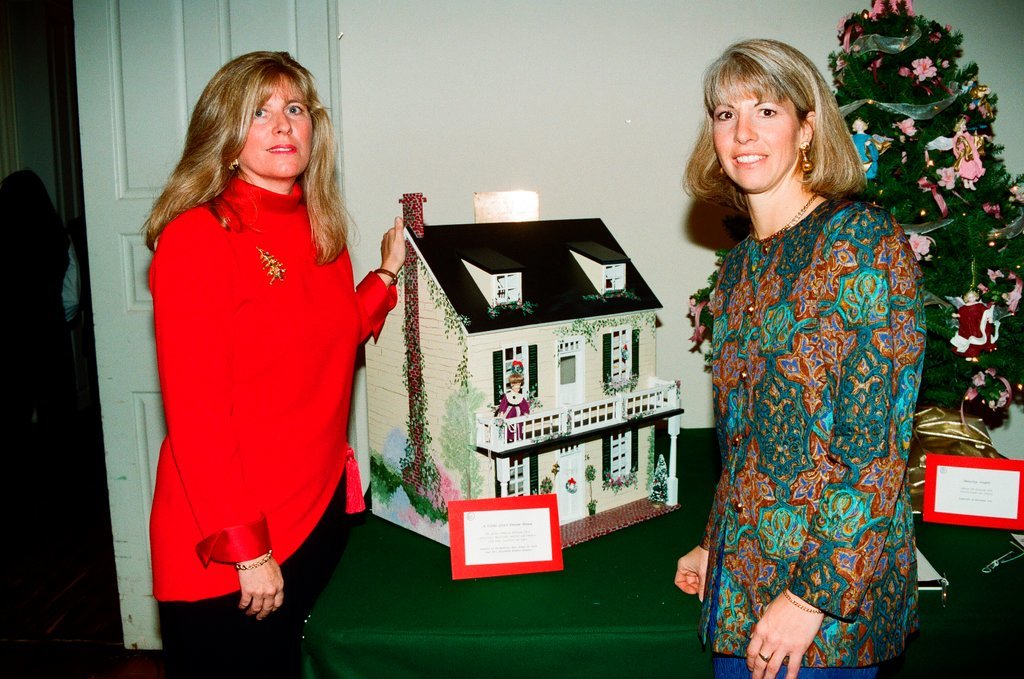 Items in a silent auction at the Chicago Historical Society - Chicago Sun-Times