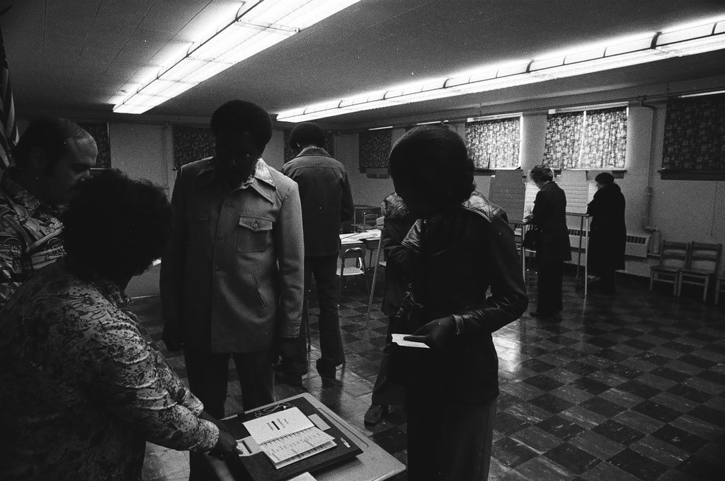 Voters at Garfield School - Chicago Sun-Times