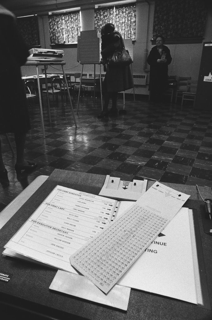 Voters at Garfield School - Chicago Sun-Times