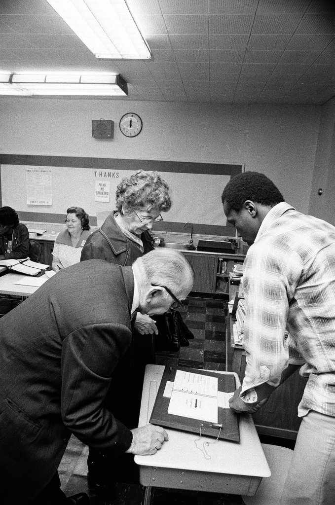 Voters at Garfield School - Chicago Sun-Times