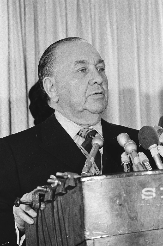 Adlai Stevenson III and others at the Sherman House Hotel on election night - Chicago Sun-Times