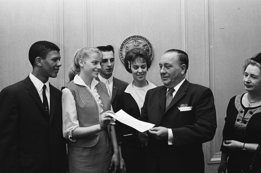 Students pose with Mayor Daley at City Hall - Chicago Sun-Times