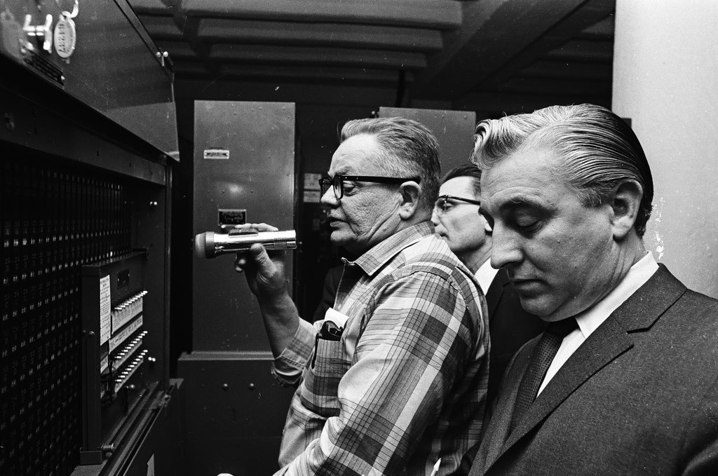 John Hoellen and Roman Pucinksi watching vote recount - Chicago Sun-Times