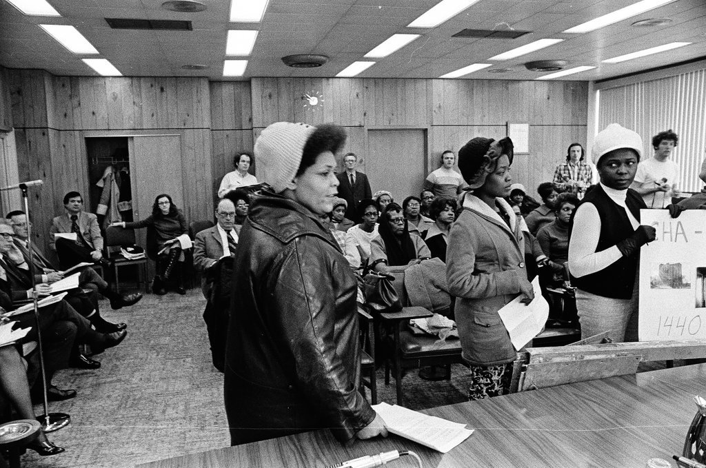Residents of Grace Abbott bring complaints to CHA board meeting - Chicago Sun-Times