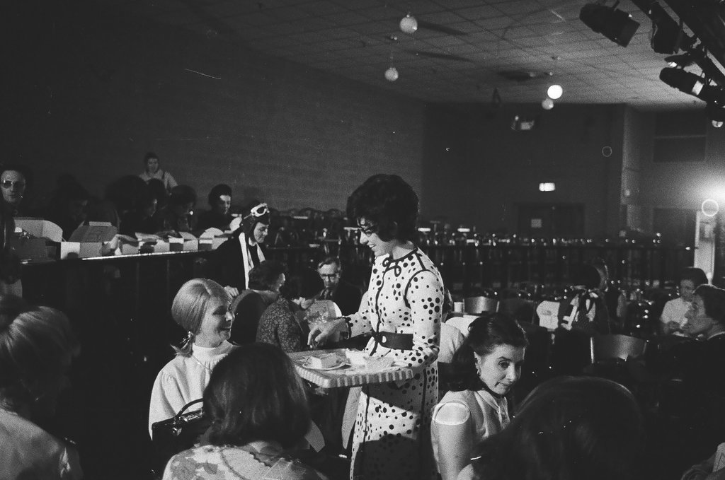 Crowd at Second City to watch Catch 22 - Chicago Sun-Times