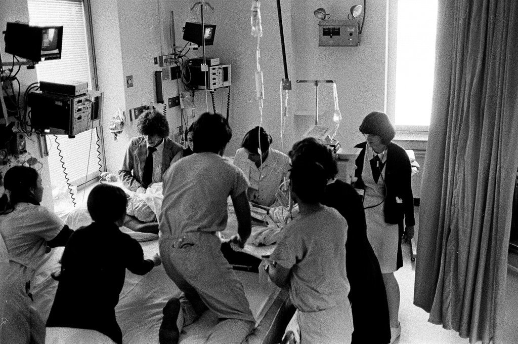 People working in the intensive care ward of Michael Reese Medical Center - Chicago Sun-Times