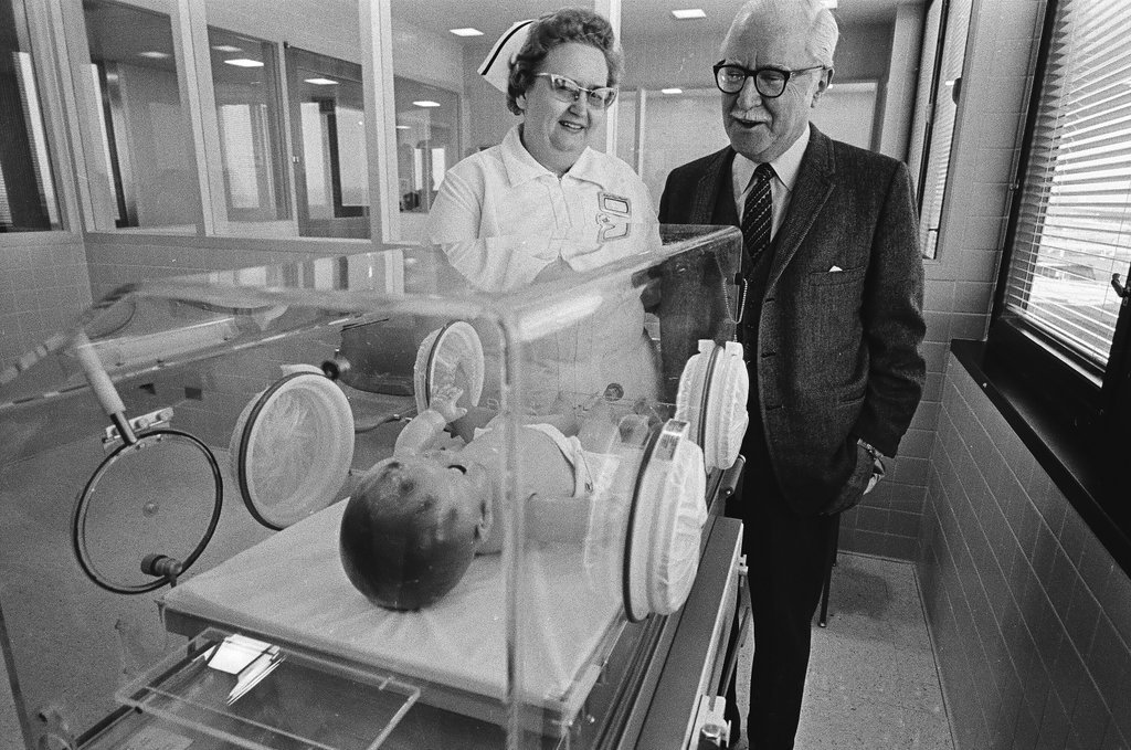 Baby incubator at new Michael Reese maternity hospital - Chicago Sun-Times