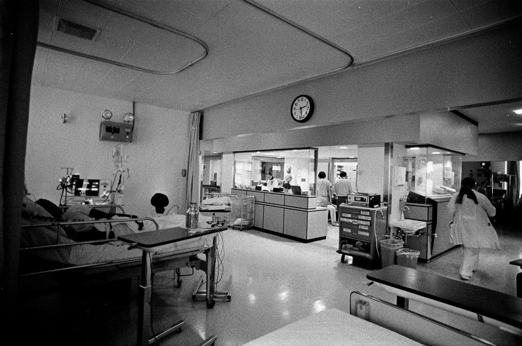 People working in the intensive care ward of Michael Reese Medical Center - Chicago Sun-Times