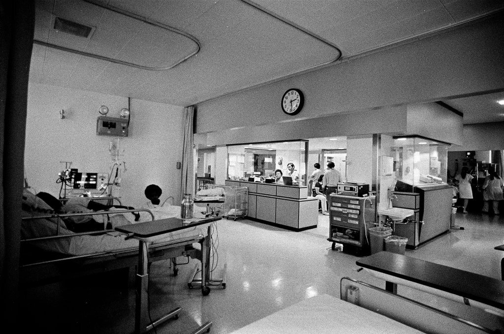 People working in the intensive care ward of Michael Reese Medical Center - Chicago Sun-Times