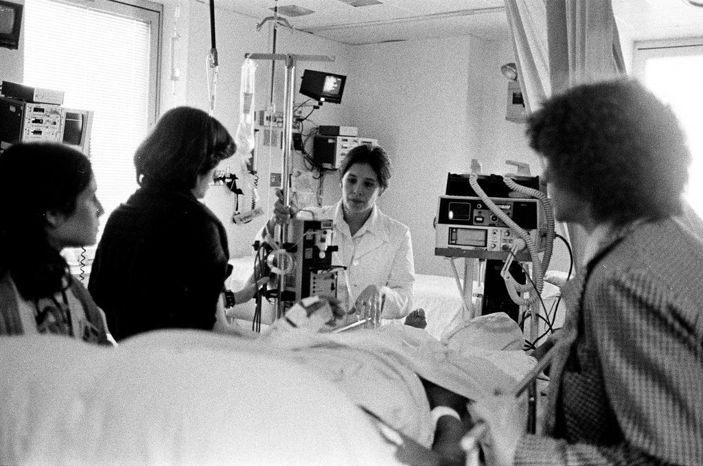 People working in the intensive care ward of Michael Reese Medical Center - Chicago Sun-Times