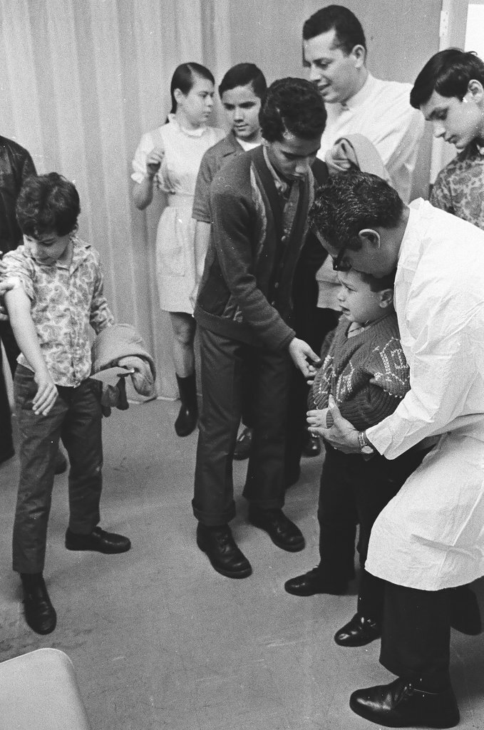 People line up to get diphtheria inoculations - Chicago Sun-Times