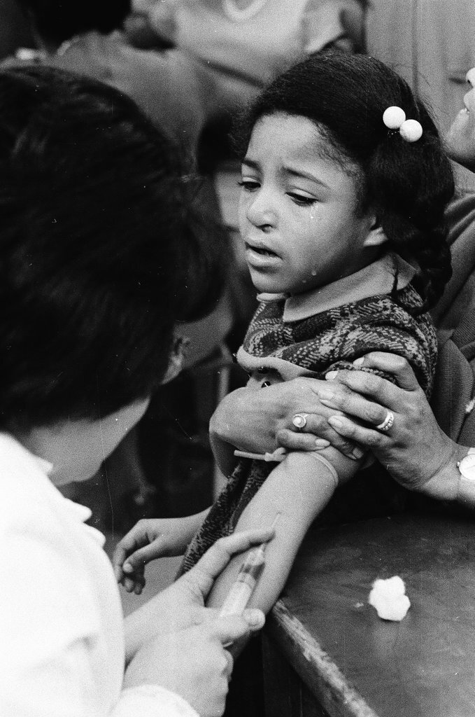 Children receiving measles and diphtheria shots - Chicago Sun-Times