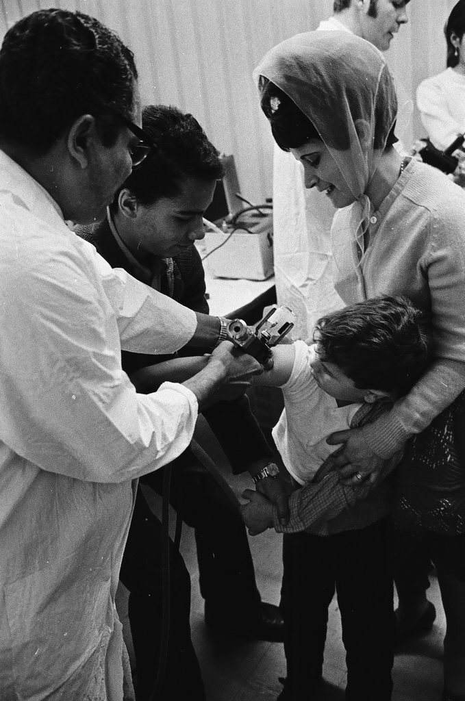 People line up to get diphtheria inoculations - Chicago Sun-Times