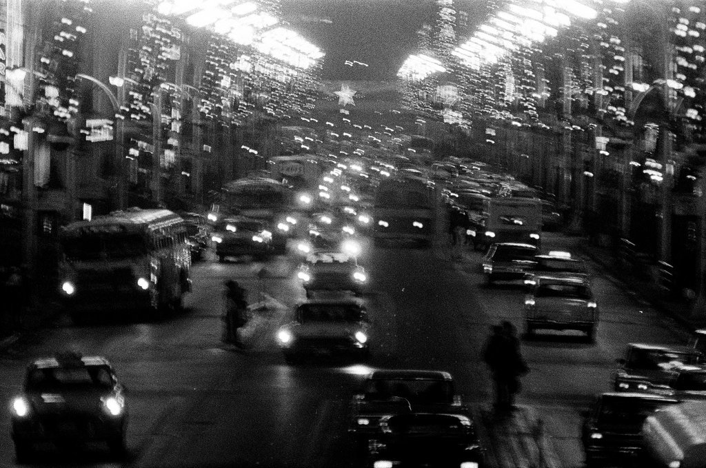 Pedestrian and car traffic in the Loop - Gene Pesek for Chicago Sun-Times
