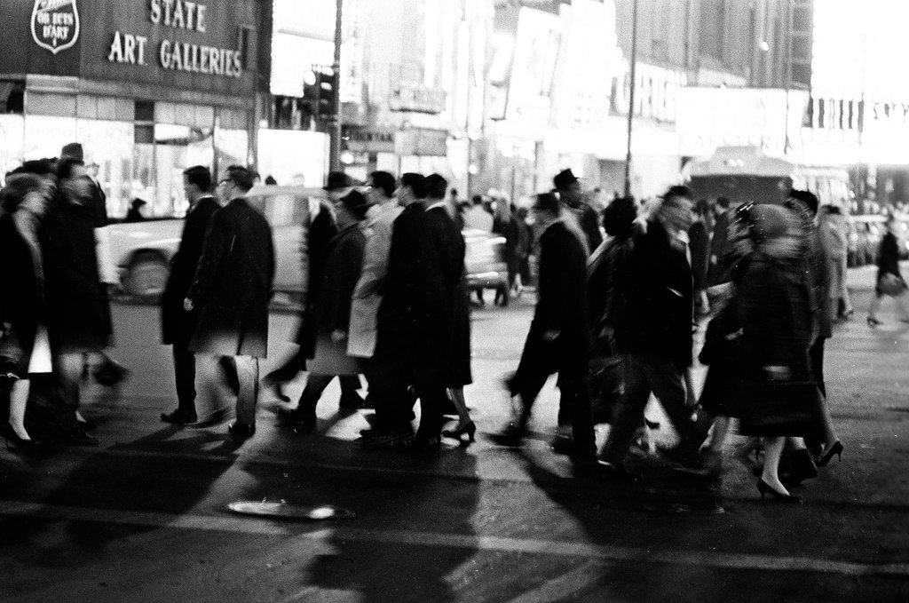 Pedestrian and car traffic in the Loop - Gene Pesek for Chicago Sun-Times