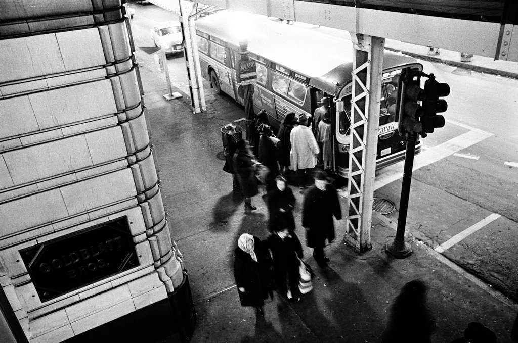 Pedestrian and car traffic in the Loop - Gene Pesek for Chicago Sun-Times